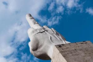 curiosita su milano LOVE di Maurizio Cattelan