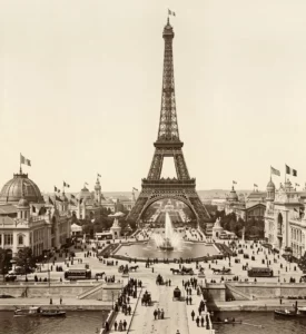 storia di parigi : Un'immagine della Torre Eiffel durante l'Esposizione Universale del 1889.